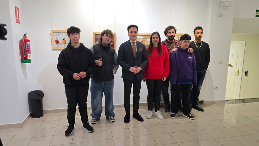 El concejal de Juventud, Pedro Martínez, presenta la exposición ‘Otras Miradas