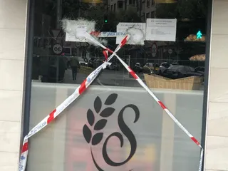 Estado en el que ha quedado el cristal de seguridad de la pastelería
