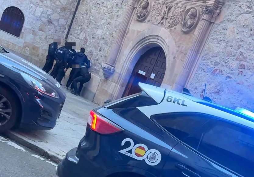 Un hombre huye tras increpar a una trabajadora en la calle Zamora y acaba interceptado por agentes de la Policía Nacional