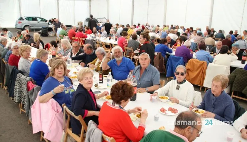 Comida por el día de los Mayores en Villamayor