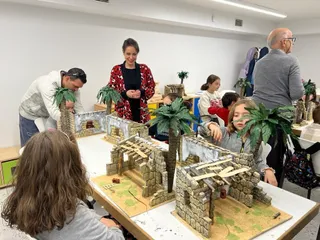 La Torre de los Anaya acoge un taller de belenes navideños