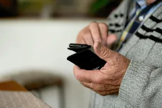 Una persona mayor utilizando el teléfono móvil