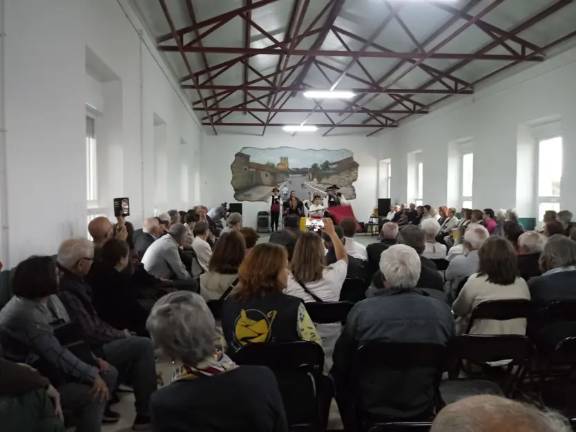 Baile de la bandera en el Encuentro Transfronterizo en Guadramiro.jpg