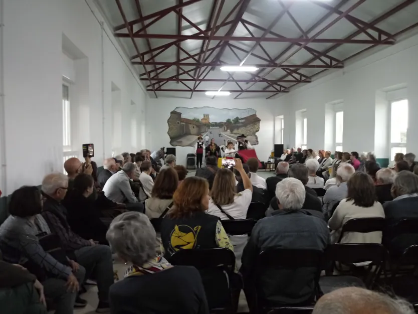Baile de la bandera en el Encuentro Transfronterizo en Guadramiro.jpg