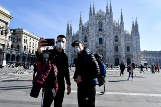 Europapress 2668477 24 february 2020 italy milan two tourists take a selfie while wearing surgical masks in front of the duomo di milano amid the outbreak of the coronavirus photo claudio furlan lapre