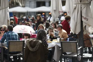 Bar, bares, gente, personas, persona, turismo en Madrid, turistas, turista, terraza, terrazas, salir, tomar algo, tomando algo, beber, bebiendo, comer, comiendo, restaurante, restaurantes, Plaza Mayor