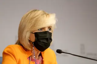 La Junta está abierta a suprimir el uso de la mascarilla en "algunos exteriores" en junio con la obligatoriedad de utilizarla en los interiores