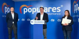 Bienvenido de Arriba y José Antonio Bermúdez de Castro en la sede del PP de Salamanca