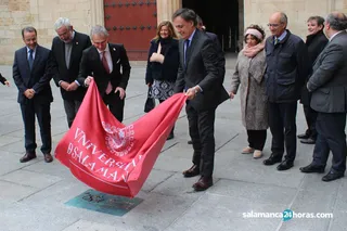 Descubrimiento de una placa conmemorativa por el VIII Centenario de la USAL 8