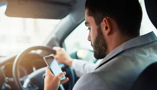 Nueva sanción al volante: ya te pueden multar por el móvil aunque no lo estés usando