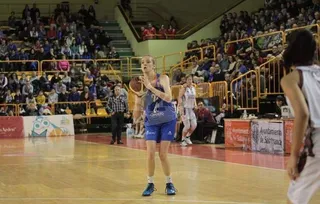 Eva Oliva y Elena Pedrosa firman por la USAL femenina