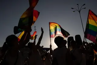 Varias personas con banderas LGTBI durante la manifestación estatal del Orgullo LGTBI+ 2024. Foto Alejandro Martínez Vélez - Europa Press