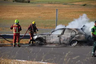 Arde un vehículo en Alconada. FOTOS ANDREA M.