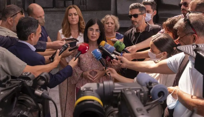 La ministra de Sanidad, Carolina Darias, visita con el presidente de la Junta de Castilla y León, Alfonso Fernández Mañueco, el Hospital de Salamanca. ICAL