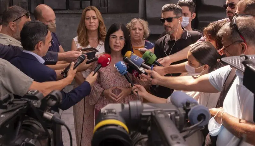 La ministra de Sanidad, Carolina Darias, visita con el presidente de la Junta de Castilla y León, Alfonso Fernández Mañueco, el Hospital de Salamanca. ICAL