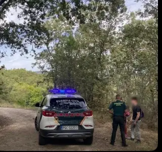 La Guardia Civil guía con las sirenas del coche a dos senderistas desorientados en Cepeda