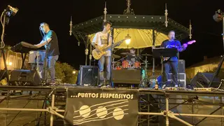 El grupo Puntos suspensivos durante su actuación en la Plaza de España