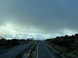 Autovía A 66 con la sierra de Béjar de fondo con nieve