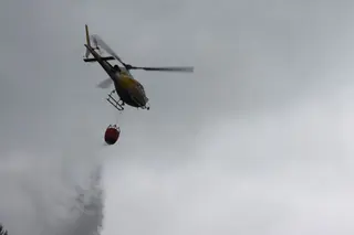 Helicóptero de extinción realizando descarga.