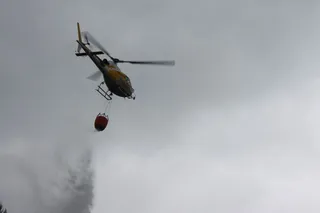 Helicóptero de extinción realizando descarga.