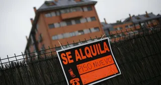 imagen de cartel que indica el alquiler de un piso