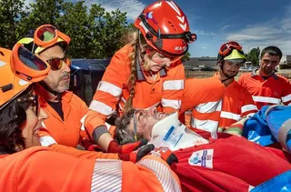 Profesionales de emergencias reciben formación sobre rescates en accidentes de tráfico en Ciudad Rodrigo. Fotos Vicente | ICAL