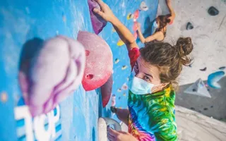Una escaladora del Rocódromo La Ola.
