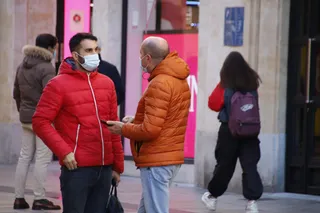 Gente por las calles de Salamanca en invierno