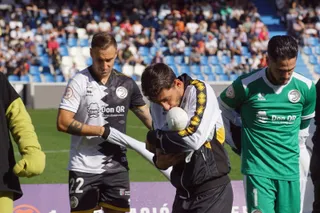 Álvaro Gómez da un beso a su bebé en la previa de un partido | FOTO SALAMANCA24HORAS.COM
