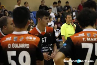 Sergio Nicolás, en un tiempo muerto ante BM Gijón | FOTO SALAMANCA24HORAS.COM