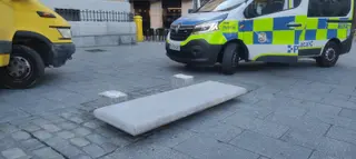 Un vehículo de reparto derriba uno de los bancos de la plaza de los Bandos
