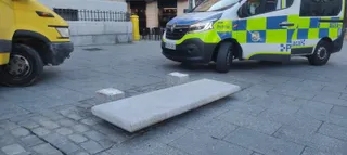 Un vehículo de reparto derriba uno de los bancos de la plaza de los Bandos