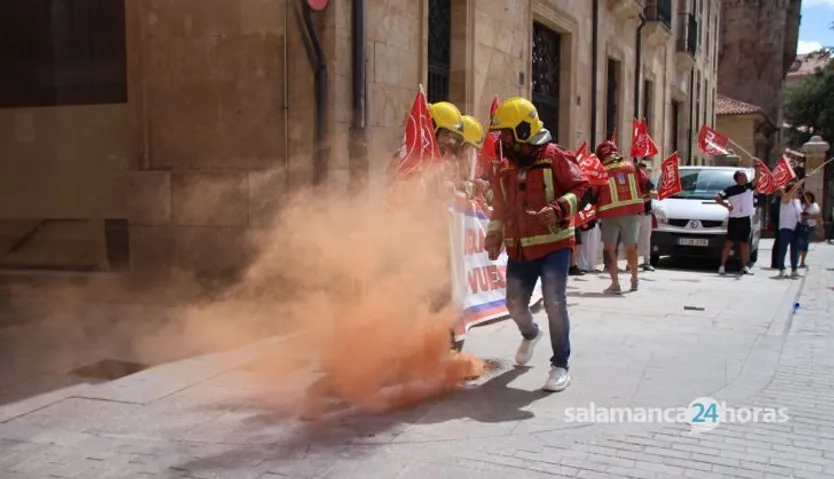Bomberos de la Diputación se manifiestan en la Plaza Colón