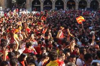 La afición llena de color la Plaza Mayor en la gran final