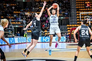 Prince lanza en suspensión ante Peters | FOTO EUROLEAGUE WOMEN