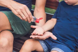 Niño echandose gel