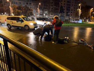 Un vehículo atropella al conductor de un patinete en la plaza de España | Salamanca24horas