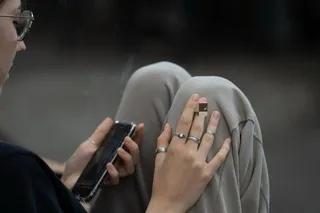 Una joven fumando y leyendo el móvil | Europa Press