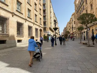 Salmantinos paseando a sus bebés por Salamanca