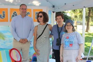 El concejal de Participación Social, Roberto Martín, asiste a la celebración de una nueva edición de la campaña ‘Mójate por la Esclerosis Múltiple’ de ASDEM. | Belén Hurtado