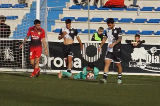 Cacharrón atrapa un balón ante el Fuenlabrada | FOTO ANDREA MATEOS