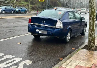 Colisión por alcance entre un turismo y una furgoneta en el Paseo de San Vicente