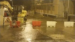 Reventón de agua en la calle Alfareros, barrio Pizarrales
