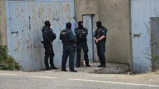 Registros de la Guardia Civil en un inmueble de la carretera de Aldealengua | Andrea Mateos