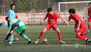Mito se zafa de un rival de La Virgen | FOTO ANDREA MATEOS