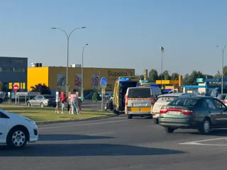 Dos heridos y tráfico detenido tras una colisión entre una moto y un coche en la rotonda de Las Llaves