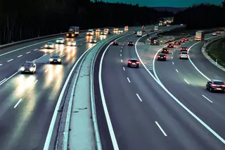 Tráfico de coches en una autopista