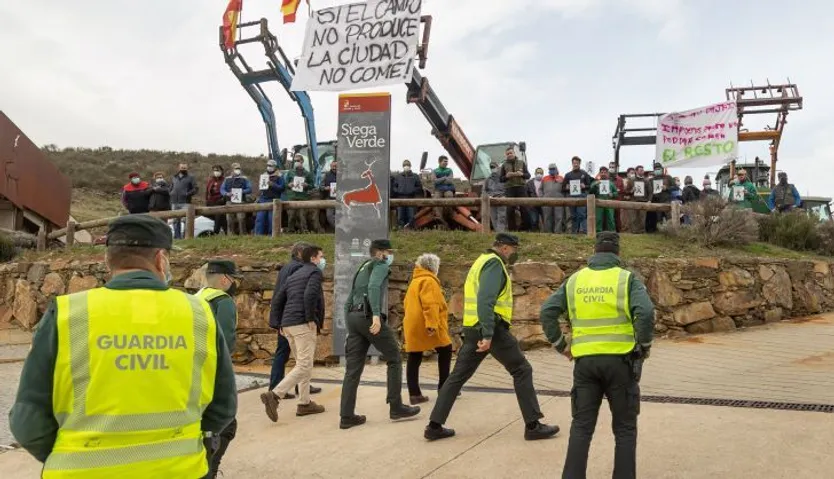 Protesta agricultores frente a subdelegada gobierno en Siega Verde (5)