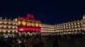 La bandera de España luce en la Plaza Mayor de Salamanca