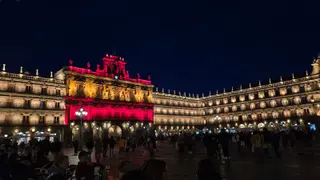 La bandera de España luce en la Plaza Mayor de Salamanca
